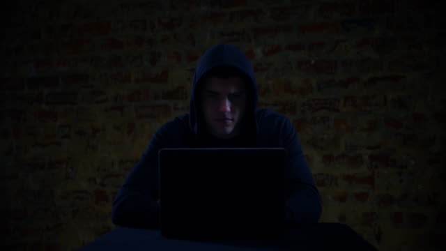 Hacker-usando-computadora