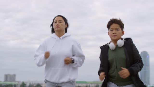 Asiatische-Mutter-und-Sohn-laufen-in-der-Stadt