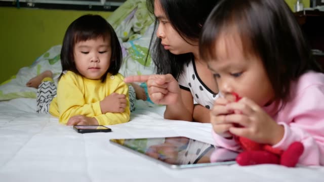 Asiatische-Mutter-schimpfte-ihre-Kinder,-die-das-Telefon-zu-lange-beobachtet,-das-Kind-ist-süchtig-nach-dem-Telefon.