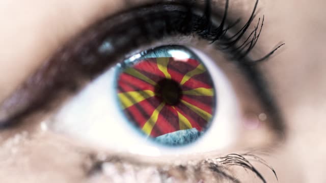 Frau-blaues-Auge-in-Nahaufnahme-mit-der-Flagge-von-Mazedonien-in-Iris-mit-Windbewegung.-Videokonzept