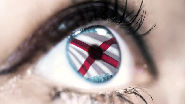 Frau-blaues-Auge-in-Nahaufnahme-mit-der-Flagge-von-Alabama-Staat-in-Iris,-vereinigte-Staaten-von-Amerika-mit-Windbewegung.-Videokonzept
