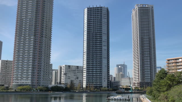 Blick-auf-den-Fluss-und-die-Wolkenkratzer-in-Tokio
