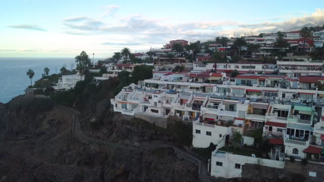 Luftaufnahme-einer-spanischen-Villa-und-Apartments-auf-einer-felsigen-Klippe-bei-Sonnenuntergang.