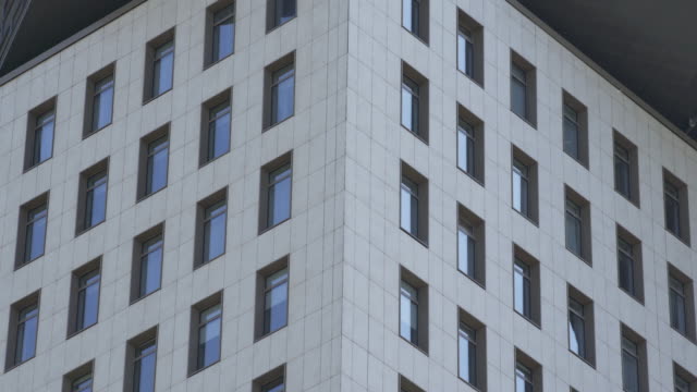 Pequeñas-ventanas-del-edificio-de-apartamentos-en-nueva-zona-de-dormitorio-residencial-en-Moscú