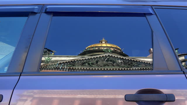 St.-isaac's-cathedral.-The-reflection-in-the-glass-of-the-car.-4K.