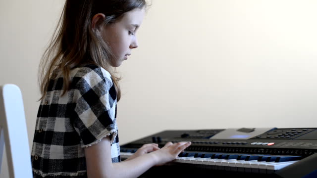 Kleines-Mädchen,-die-Klavier-spielen-zu-lernen.