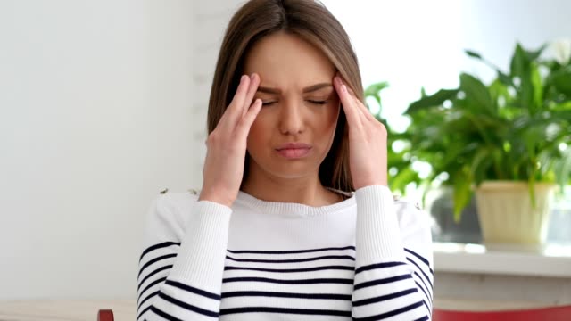 Schöne-junge-Frau-gestikulieren-Kopfschmerzen,-Stress