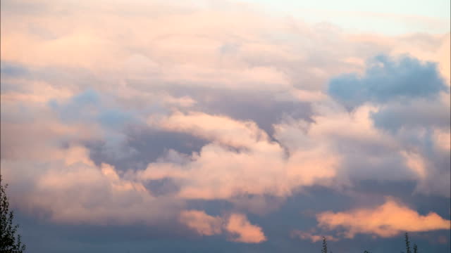 Schöne-Wolkengebilde-mit-großen-Wolken-und-Sonnenuntergang-hinter-der-Sonne-Strahlen