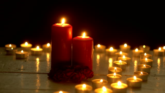 Kerzen-brennen-Lichter-auf-weißem-Holz-Tisch