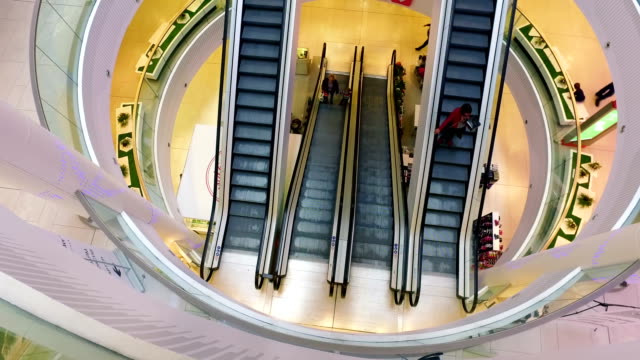 Zeitraffer-von-Menschen-auf-einer-Rolltreppe