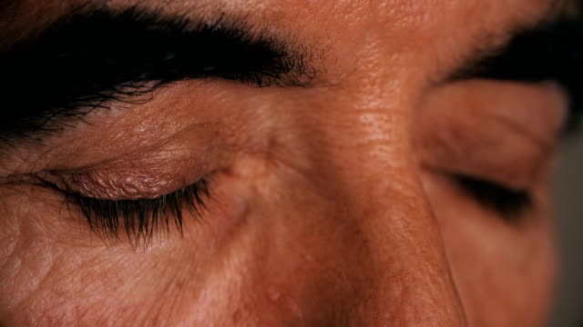 Traurig-und-nachdenklich-reifen-Mannes-Augen-Close-up