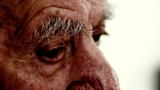 traurig-und-nachdenklich-alten-Mannes-Augen-Portrait