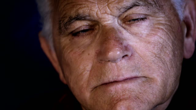 Sad,-serious-old-man-closeup-portrait:-pensive-old-man-looking-in-camera