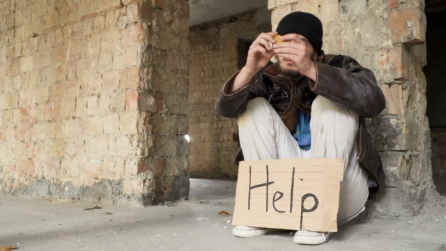 Obdachlose-Ansichten-Bitcoin-und-steckte-ihn-in-Tasche