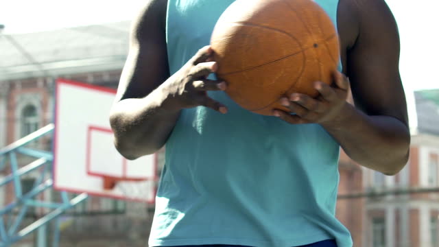 Entrenador-de-baloncesto-negro-jugando-con-la-pelota,-preparando-el-equipo-para-la-competencia