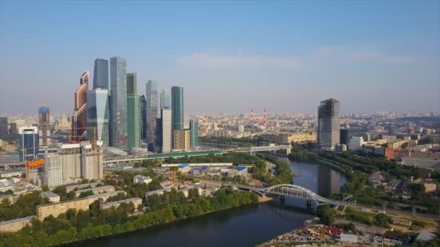 Russlands-sonniger-Tag-Moskau-moderne-Stadt-Fluss-aerial-Panorama-4k