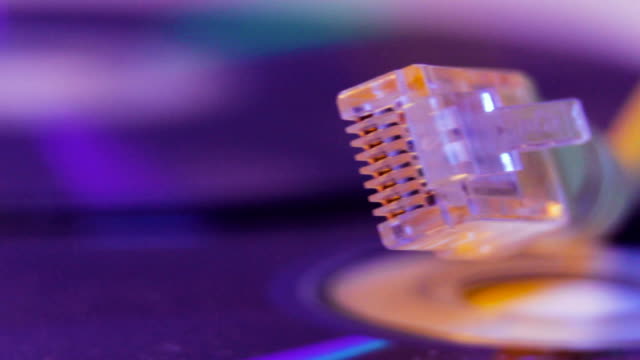 Closeup-de-Ethernet-cable-con-su-reflexión-sobre-el-disco-en-blanco