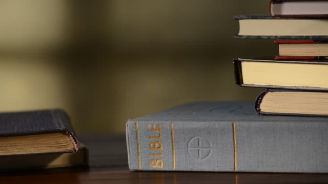 Bibel-mit-Büchern-in-der-Kirche,-Rack-Fokus