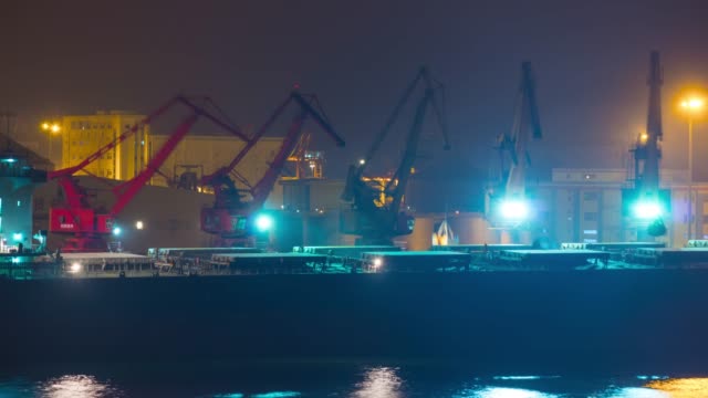 Nacht-beleuchtete-Shenzhen-Port-Industriekrane-Bucht-Kreuzfahrt-terminal-Panorama-4-k-Zeit-hinfällig,-china