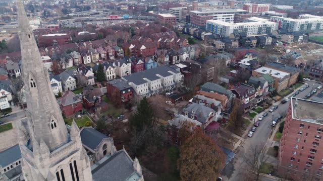 Vista-aérea-de-la-iglesia-y-el-barrio-residencial-en-Pittsburgh