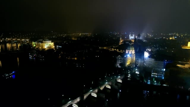 Panorama-de-la-noche-de-Praga,-vista-panorámica-desde-el-aire-de-la-ciudad-vieja-y-el-puente-de-Carlos,-luces-de-la-ciudad-de-noche,-Praga