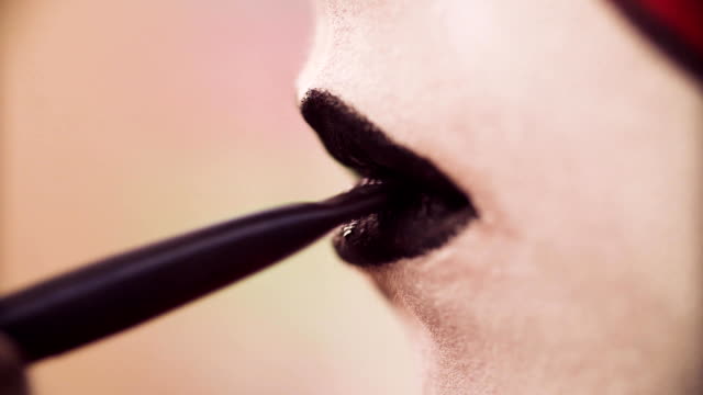 Das-Anwenden-von-schwarzen-Farbe-auf-den-Lippen-Make-up-artist