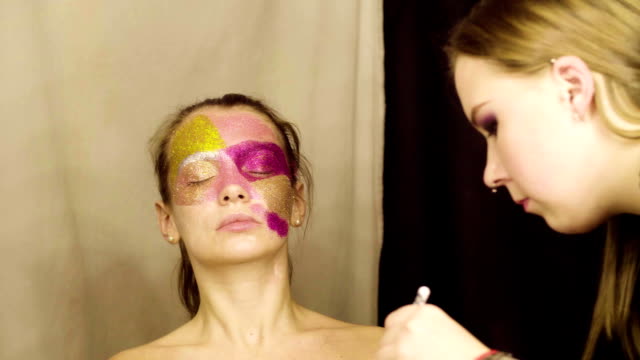 Face-art.-The-make-up-artist-painting