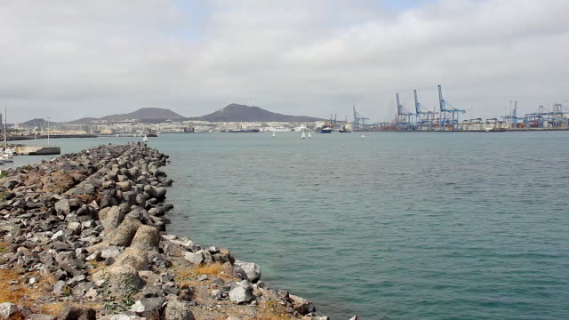 Kleine-Segelboote-von-Gran-Canaria-Hafen-mit-Stadt-von-Las-Palmas-auf-dem-Hintergrund