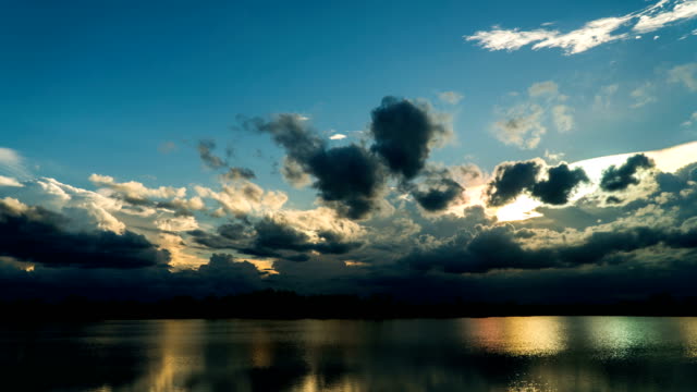 Timelapse-bunten-dramatischen-Himmel-mit-Cloud-bei-Sonnenuntergang.
