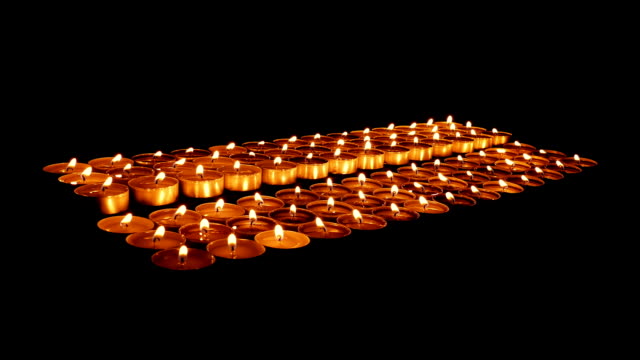 Kirche-Kerzen-In-der-Dunkelheit