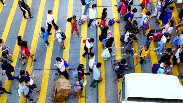 Belebten-Fußgänger--und-Auto-Kreuzung-in-Mong-Kok---Zeitraffer