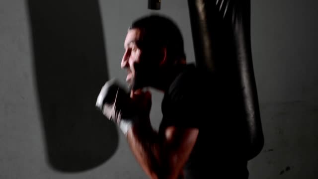 Männlich,-bärtige-Boxer-Schattenboxen-trainieren.