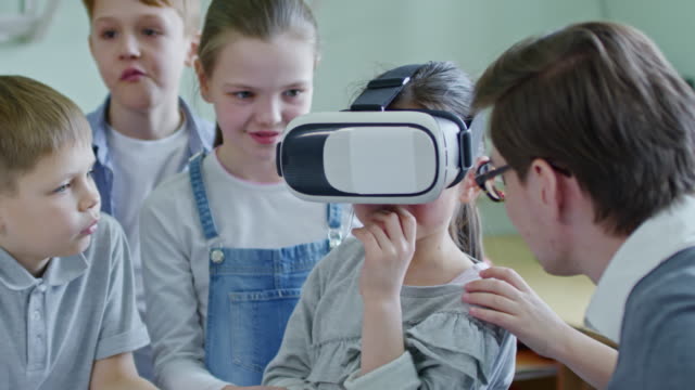 Niedliche-Mädchen-in-Virtual-Reality-Brille