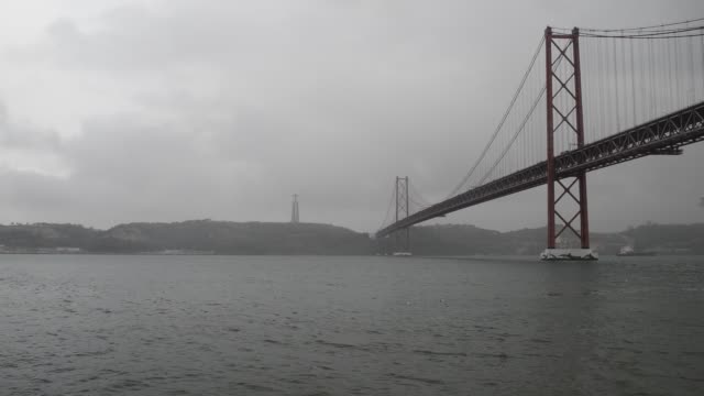 25-April-Brücke-und-Christus-König,-Lissabon,-Portugal