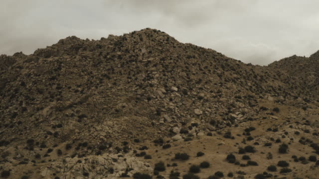 Ein-felsiger-Berg-mit-großen-Felsbrocken-in-der-Wüste