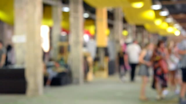 Unscharfen-Hintergrund-weiß-innen-Einkaufszentrum-mall