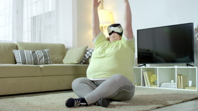 Mujer-con-sobrepeso-en-gafas-VR-haciendo-Yoga