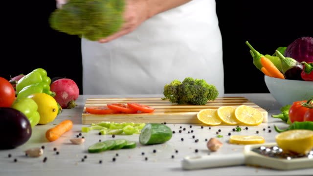 Chef-es-picar-el-brócoli-fresco-en-la-cocina