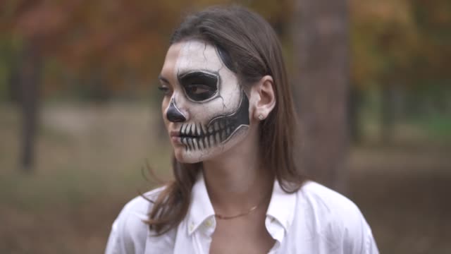 Halloween.-Junges-Mädchen-mit-einem-scary-Halloween-Make-up