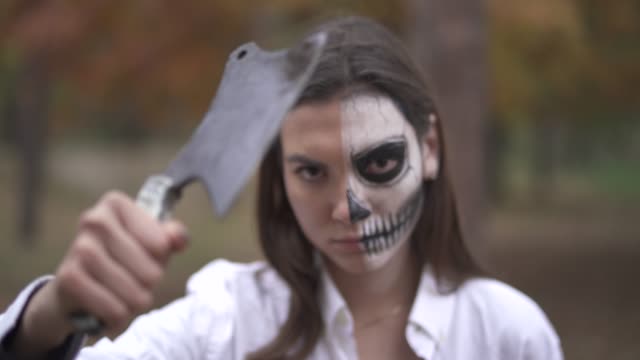 Halloween.-Mädchen-mit-Toten-Make-up-hält-Messer