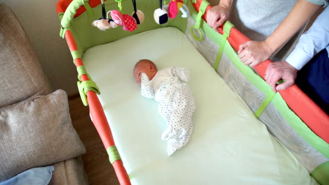 Neugeborenes-Baby-ersten-Tag-im-Haus