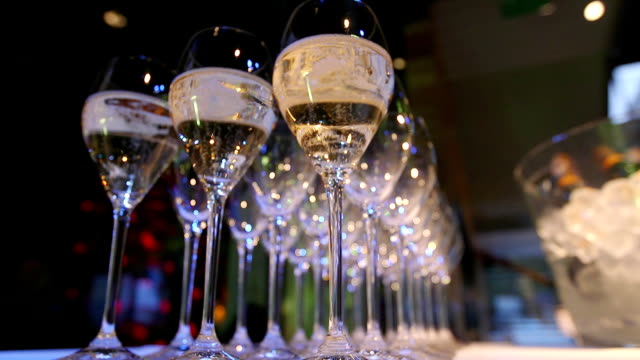Muchos-hermosos-vasos-de-champán-sobre-la-mesa