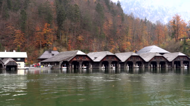 Holzhäuser-am-Wasser-in-Bayern