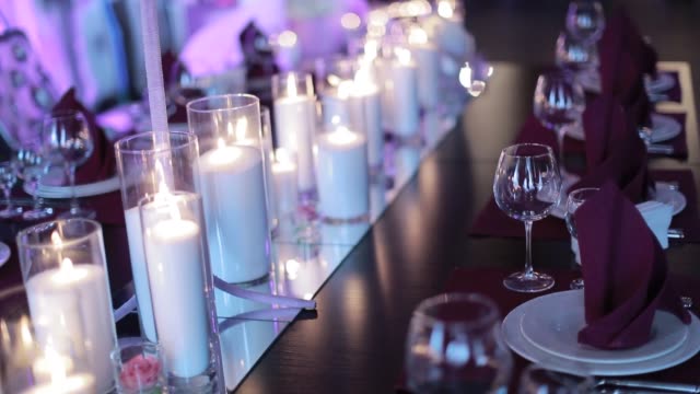 Dekorative-Tabelle-Pfanne-mit-Kerzenlicht-bei-einer-Hochzeitsfeier.