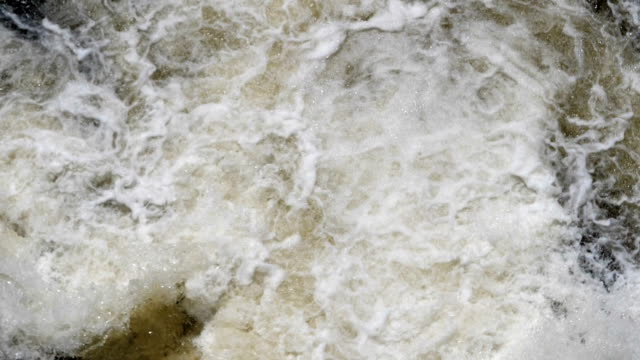 Río-revuelto-que,-cargados-con-sedimentos-debido-a-deforstation-en-la-cuenca-del