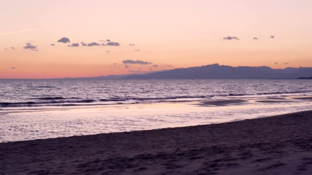 Crepúsculo-sobre-el-mar-Mediterráneo-en-la-Costa-Daurada,-España.-Zoom-y-mezcla-en-tiempo-real-y-timelapse