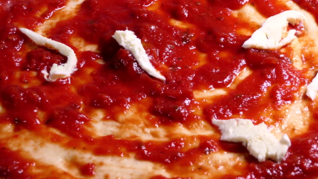 Preparando-pizza-cucurucho.-Poner-queso-mozzarella-fresco-en-el-topping-de-la-pizza.