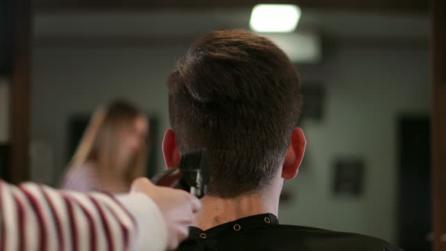 Mann-hat-einen-Haarschnitt-mit-einem-Haarschneider