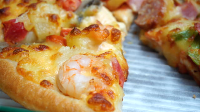 Seafood-pizza-on-delivery-box