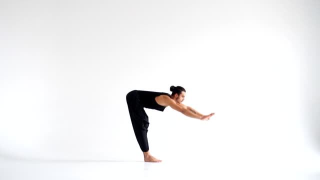 Hombre-practicando-yoga-asanas